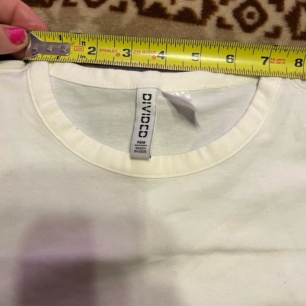Dividcd Nwot Basic White Too. Size Medium - image 4